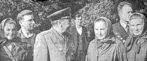 З К Слюсаренко среди жителей села Колтов Июль 1971 г Отошли танки чуть - фото 23