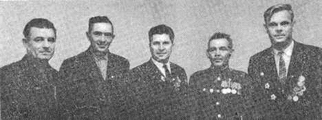 Группа воинов артиллерийского дивизиона имени Комсомола Удмуртии справа - фото 68