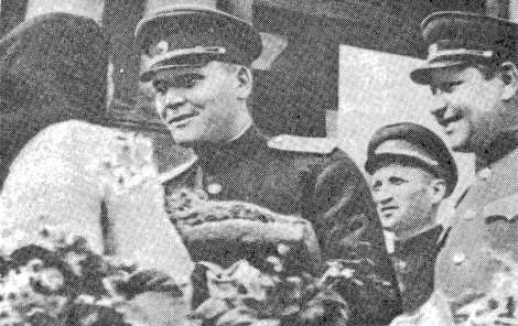 Маршал Советского Союза И С Конев принимает хлебсоль от жителей - фото 90