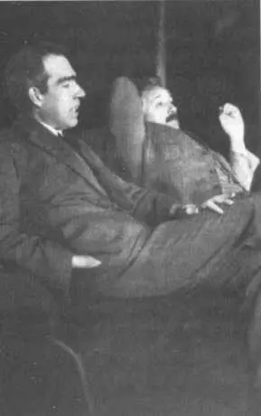Бор и Эйнштейн в 1925 году Лиза Мейтнер была поражена их исследованиями - фото 29