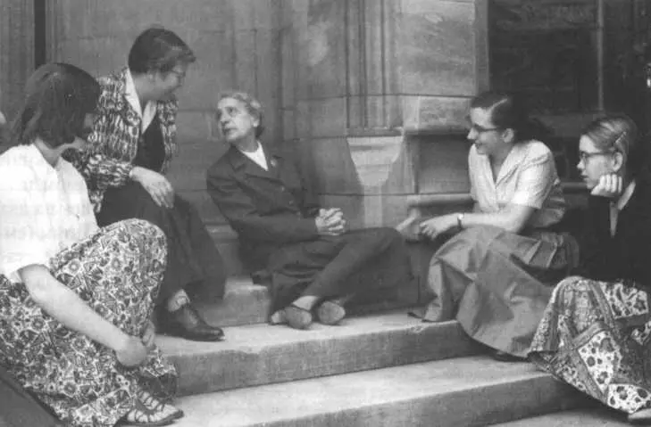 Мейтнер в 1959 году проводит свободную дискуссию со студентками в колледже - фото 47