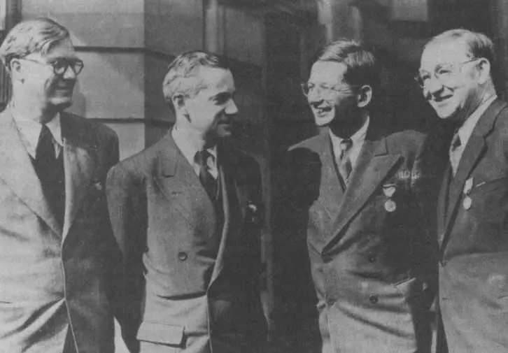 Члены британской делегации Манхэттенского проекта в 1940е годы Слева направо - фото 58