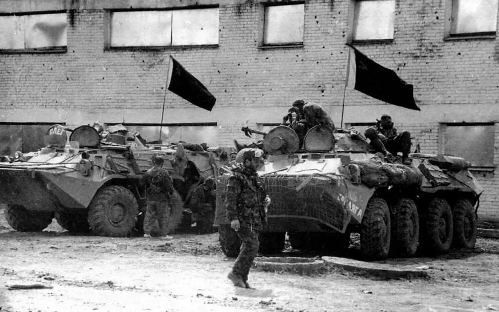 Бронетранспортеры БТР80 Тюменского СОБРа в гГудермес Чечня 1995 год - фото 119