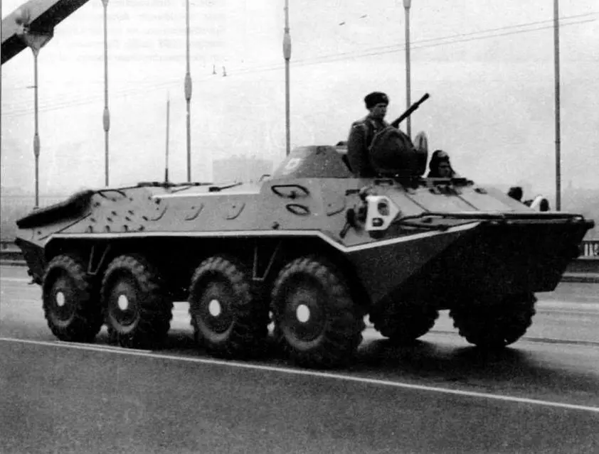 Возвращающийся с парада на Красной площади бронетранспортер БТР70 проезжает по - фото 87