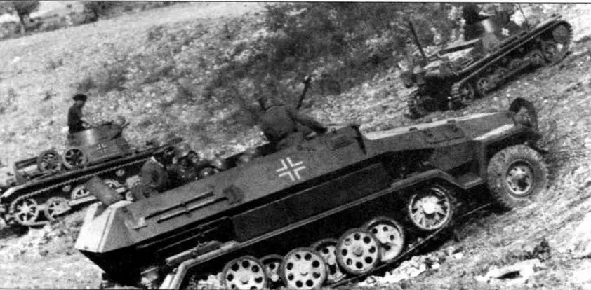 Бронетранспортер SdKfz251 AusfB Греция 1941 год На бронетранспортере - фото 38