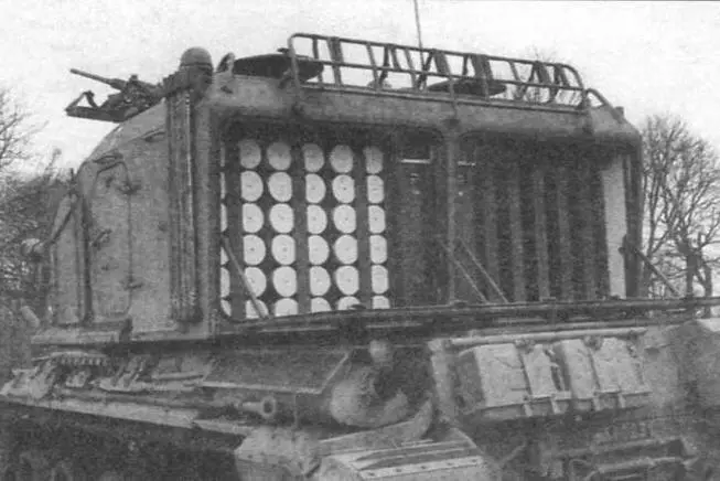 Боеукладка 155мм выстрелов занимает всю кормовую часть башни и загружается - фото 29