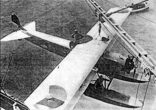 Корабельный разведчик Fokker С VIIW с бортовым номером V5 под стрелой крана - фото 15