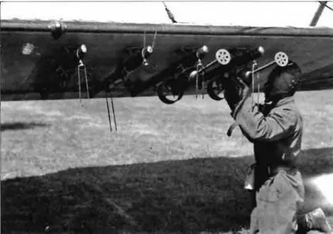 Подвеска бомб под Р5ВВС МНР ХалхинГол Лето 1939 г Экипаж Р5 ВВС МНР - фото 49