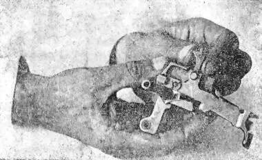 Рис 24 Рис 25 12 Отделить спусковой рычаг из остова замка подняв его - фото 24