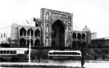 Одна из улиц Ташкента разрушенная землетрясением 1966 г вверху и затем - фото 27