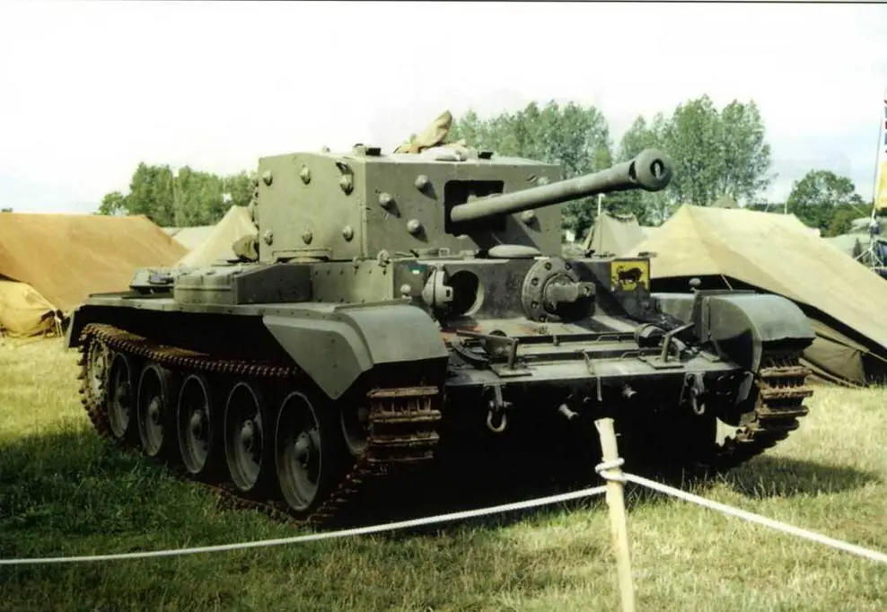 Крейсерский танк Cromwell IV на шоу War and Peace Великобритания 2001 г - фото 61