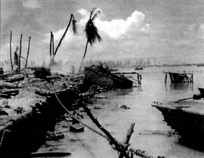 Подбитые транспортеры LVT1 и LVT2 в лагуне о Бетио Ноябрь 1943 года Сразу - фото 52