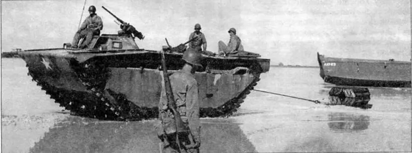 Во время отлива транспортер LVT2 использовался в качестве буксира для доставки - фото 53