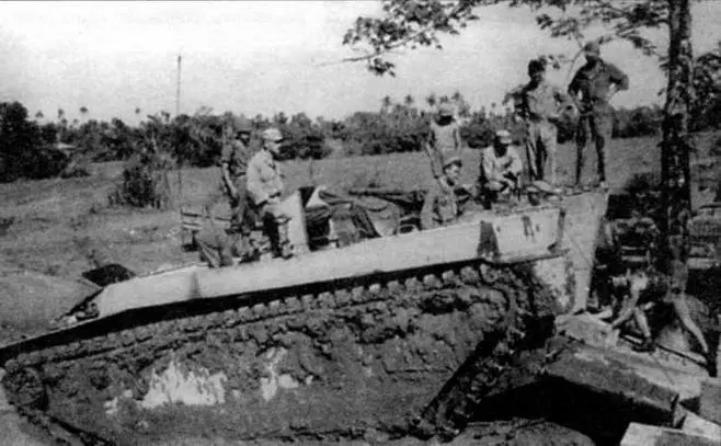 Экипаж LVT4 разгружает транспортер после высадки на оЛейте Октябрь 1944 года - фото 55
