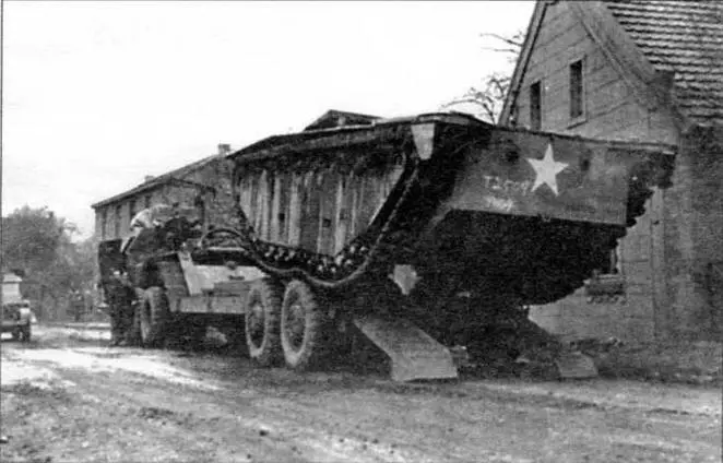 LVT2 съезжает с танкового транспортера М26 Дрэгон Вагон готовясь к - фото 59