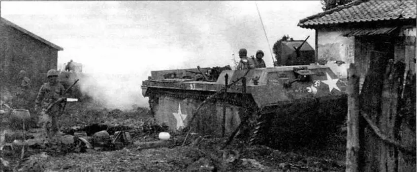 Транспортер LVT3 5го полка морской пехоты ведет бой на правом берегу рХанган - фото 63