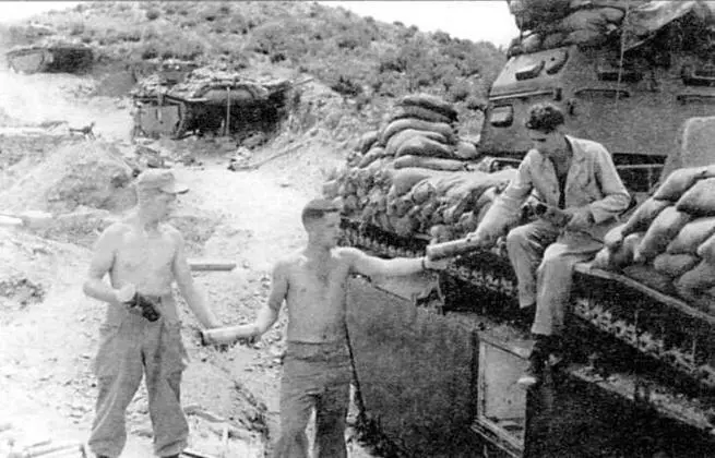 Загрузка боеприпасов в плавающий танк LVTA5 Боевые машины находились на - фото 64