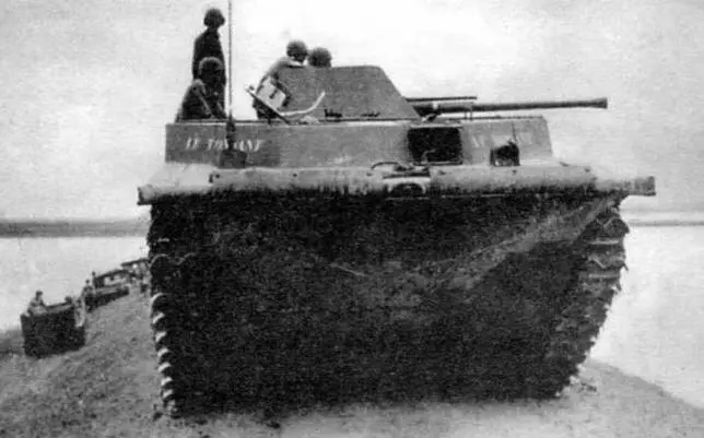 Транспортер LVT4 французских войск вооруженный 40мм пушкой на позиции в - фото 66