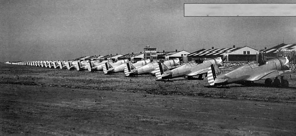 Линейка Р36А 36й истребительной эскадрильи на аэробазе Лэнгли 1940 г - фото 64