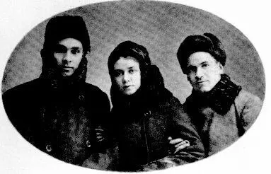 Перед выпуском из института Н Никитин А Пирожкова А Полянский 1930 г К - фото 10