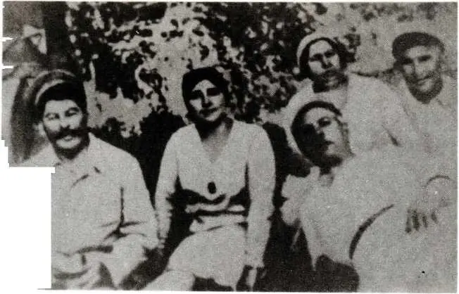 И В Сталин Н С Аллилуева К Е Ворошилов и его жена Москва 1926 г - фото 13