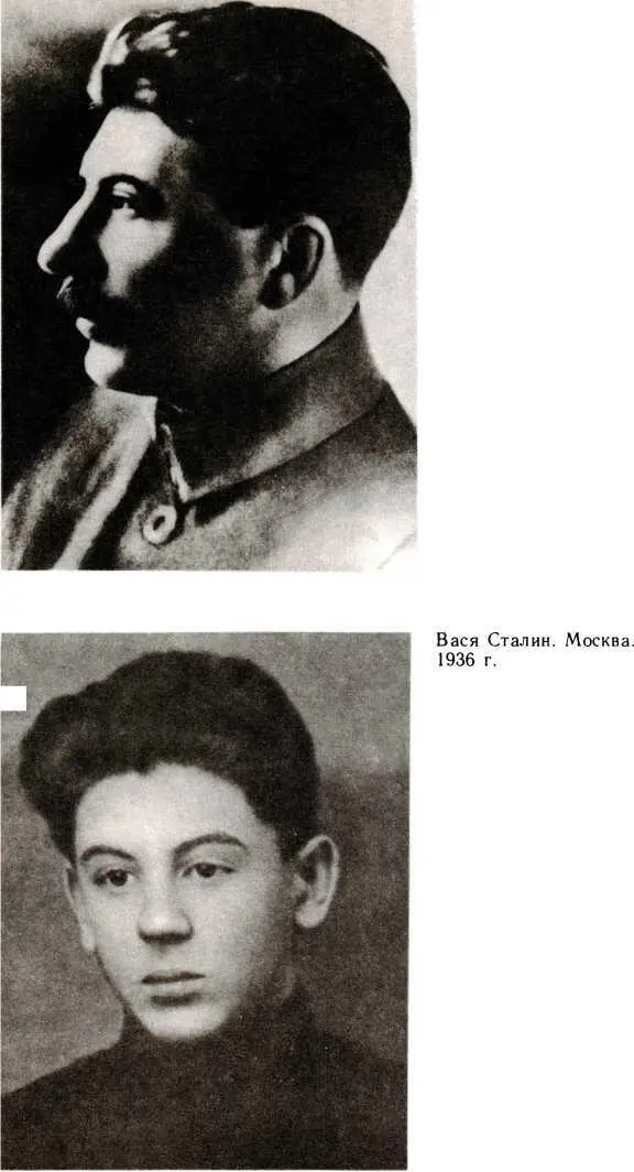 Жена Василия Сталина Галина Бурдонская слева с подругой Ялта 1946 г - фото 21