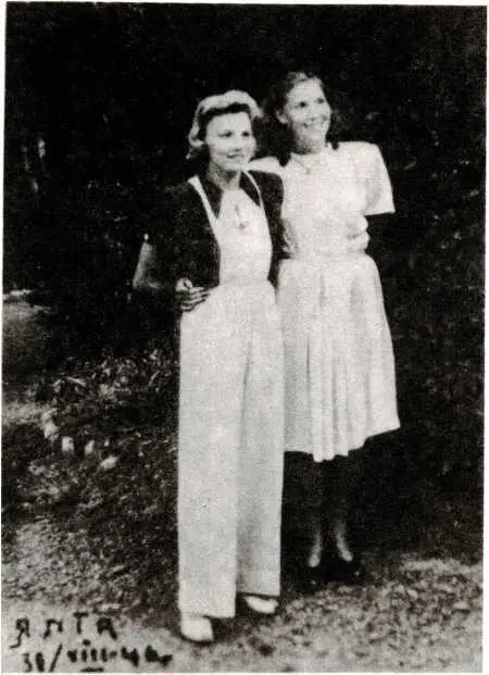 Жена Василия Сталина Галина Бурдонская слева с подругой Ялта 1946 г - фото 22