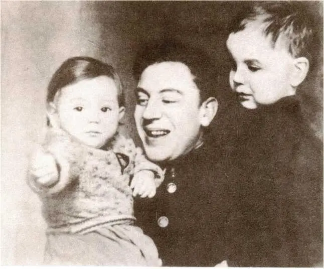 Василий Сталин с детьми Надей и Сашей Москва 1948 г И В Сталин и кумир - фото 24
