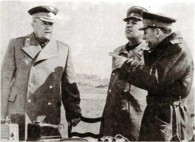 Василий Сталин и военачальники на аэродроме СТАРШИЙ СЫН 7 августа 1941 - фото 29