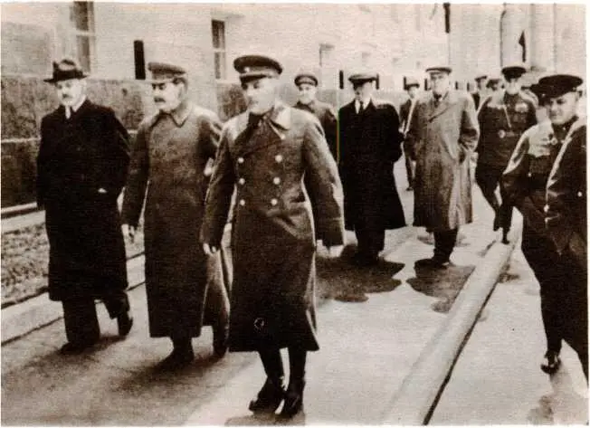 В М Молотов И В Сталин К Е Ворошилов 1936 г Я Джугашвили с - фото 34