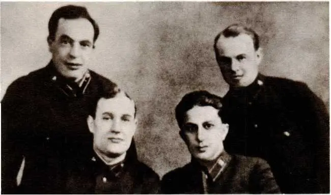 Я Джугашвили с друзьями 1936 г Яков Джугашвили Москва 1935 г Жена Якова - фото 35