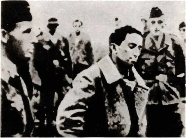 Военнопленный Яков Джугашвили на сборном пункте у немцев 1941 г Допрос Якова - фото 39