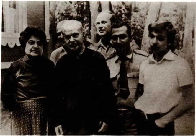 В М Молотов второй слева Е Я Джугашвили и его сын Яков Москва 1977 г - фото 58