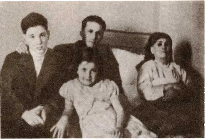 Василий Яков и Светлана в гостях у своей бабушки в Тбилиси 1934 г - фото 3
