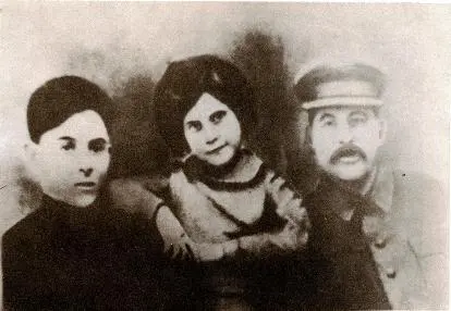 И В Сталин с детьми Василием и Светланой Василий на отдыхе 1937 г - фото 19