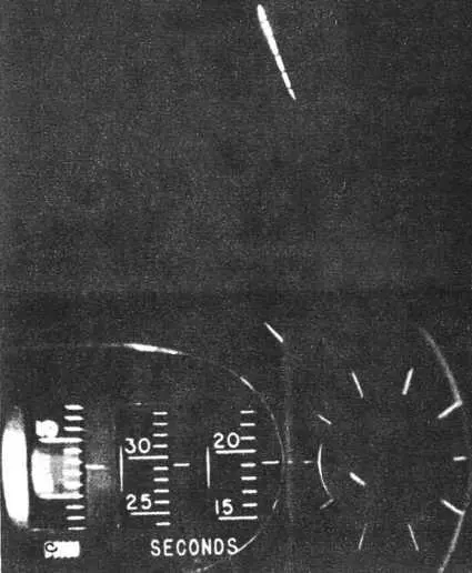Для точного определения траектории спутника его фотографируют в полете с - фото 65