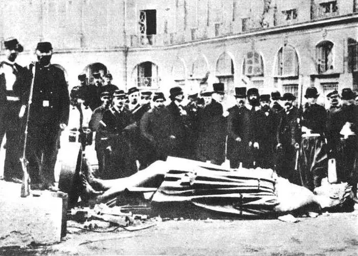 Это тоже исторический снимок Он донес до нас изображение событий 1871 года в - фото 105