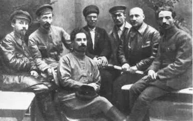 Ф Э Дзержинский среди членов коллегии ВЧК 1919 г Ф Э Дзержинский и - фото 15