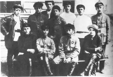 Ф Э Дзержинский среди работников Харьковской ЧК 1920 г Ф Э Дзержинский - фото 17
