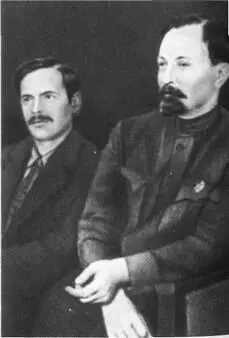Ф Э Дзержинский и А А Андреев на конференции союза железнодорожников 1923 - фото 22