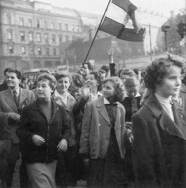 Начало студенческой демонстрации Будапешт 23 октября 1956 года В полдень 23 - фото 5
