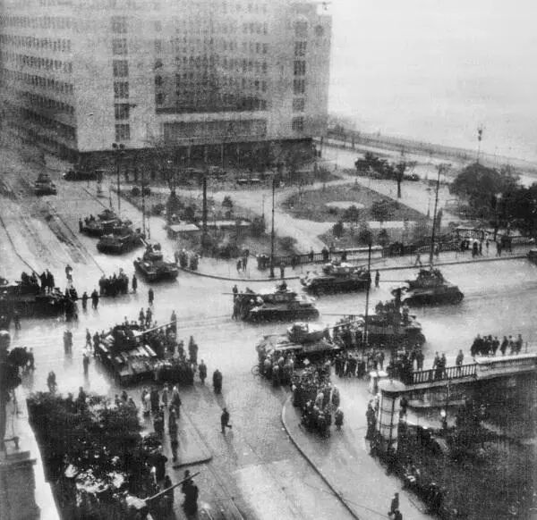 Танки около здания аппарата партии 24 октября 1956 года Таким образом генерал - фото 6
