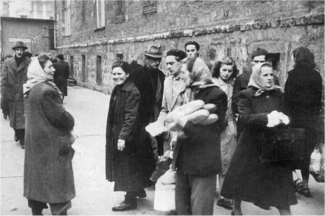 Бытовая сцена в Будапеште Нельзя забывать и о том что 1956 год и венгерские - фото 10