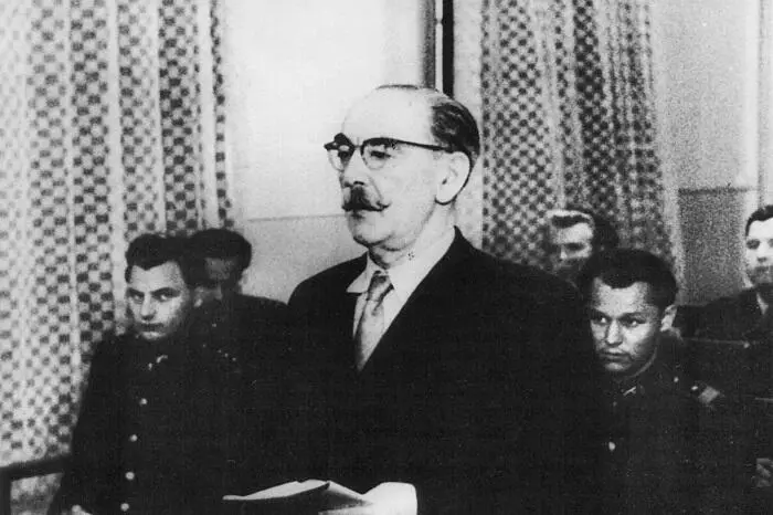 Имре Надь на судебном процессе 1958 год Момент для проведения процесса был - фото 15
