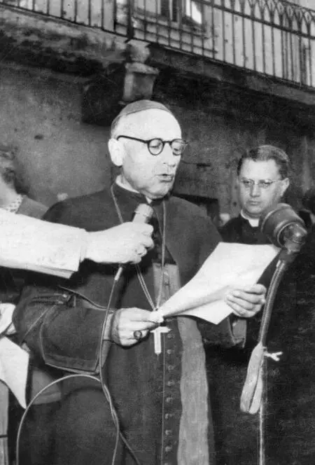 Кардинал Миндсенти перед микрофоном 3 ноября 1956 года Первое краткое - фото 18