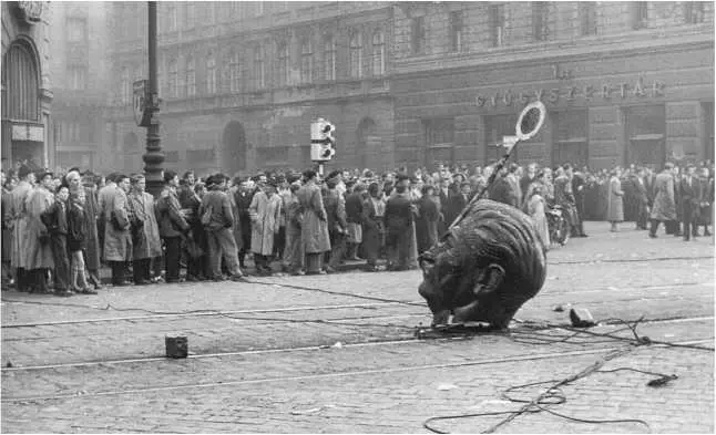 Обломки статуи Сталина на площади Луизы Блахи 24 октября 1956 года Архив - фото 20