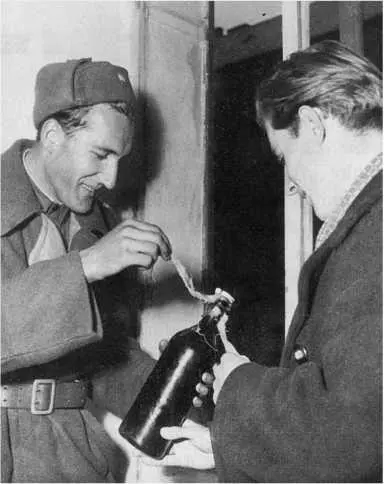 Изготовление Коктейля Молотова2 ноября 1956 года Казарма Килиан на улице - фото 22