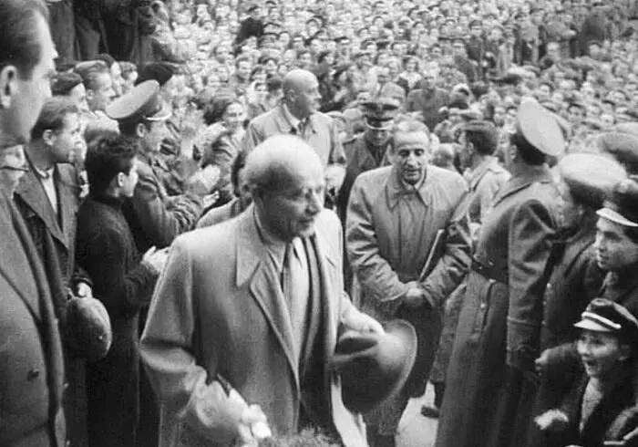 Массовый митинг с участием В Гомулки в центре Варшавы 24 октября 1956 г - фото 25
