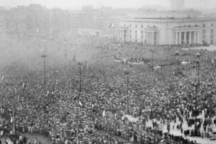 Массовый митинг с участием В Гомулки в центре Варшавы 24 октября 1956 г - фото 26