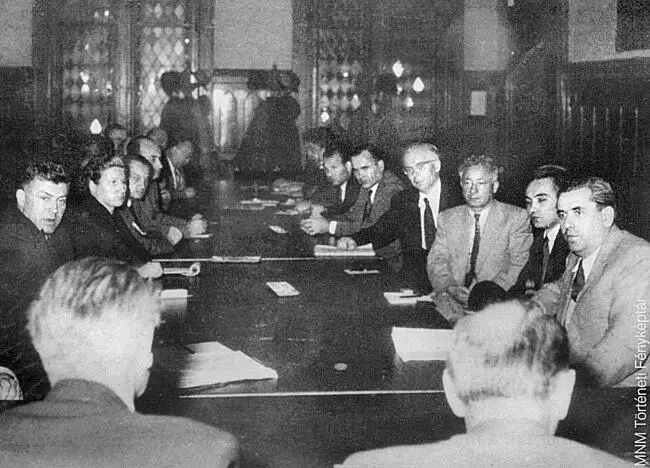 Я Кадар перед участниками рабочих советов 30 ноября 1956 года Правительство - фото 28